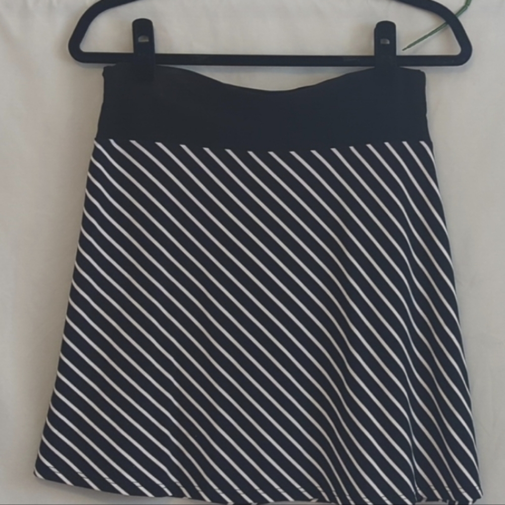 White House Black Market Chic & Sexy Skirt - Picture 4 of 4